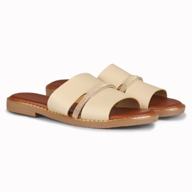 Elegantes zapatillas de mujer beige con decoración. 2