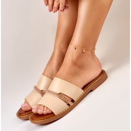 Elegantes zapatillas de mujer beige con decoración. 6