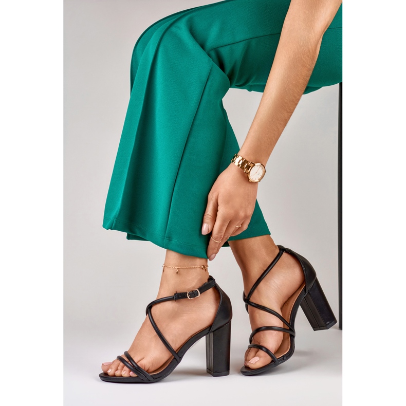 Sandalias negras de mujer en el puesto de Isan. negro 1