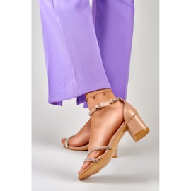 Elegantes sandalias de mujer beige brillante en el post. 4