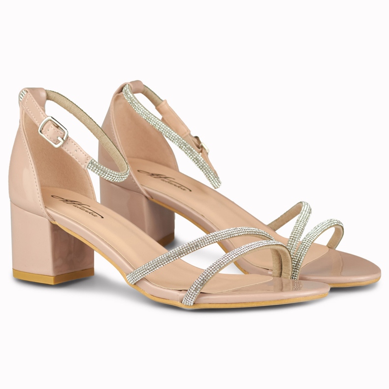 Elegantes sandalias de mujer beige brillante en el post. 2