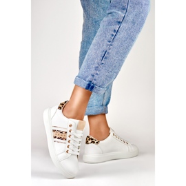 Deportivas blancas de mujer con un delicado adorno blanco 4