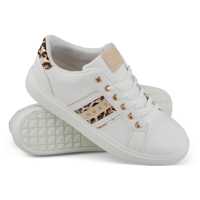 Deportivas blancas de mujer con un delicado adorno blanco 2