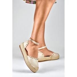 Alpargatas beige con tachuelas abrochadas al tobillo 3