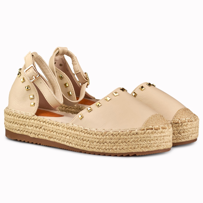 Alpargatas beige con tachuelas abrochadas al tobillo 2