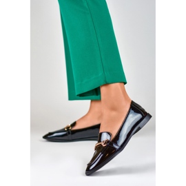 Zapatos lacados con decoración dorada negro 4