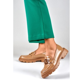 Zapatos caramelo con decoración dorada beige 2