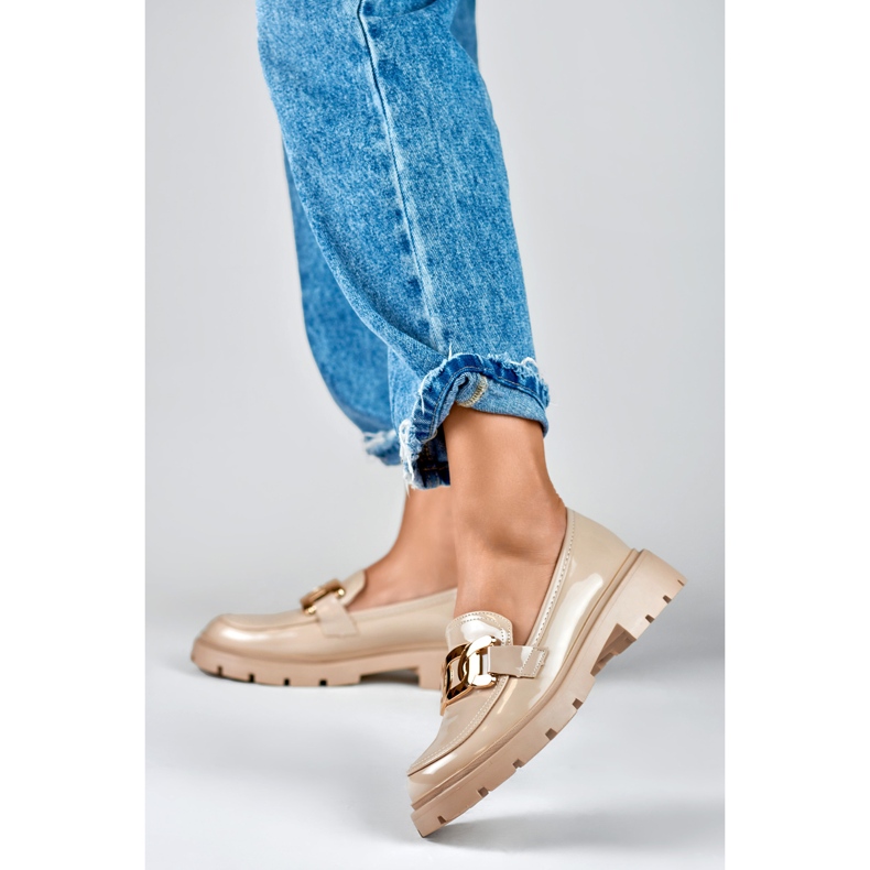 Zapatos brogue beige con decoración dorada 2