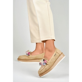 Zapatos plataforma calados beige con adorno 4