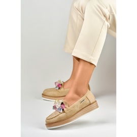 Zapatos plataforma calados beige con adorno 2