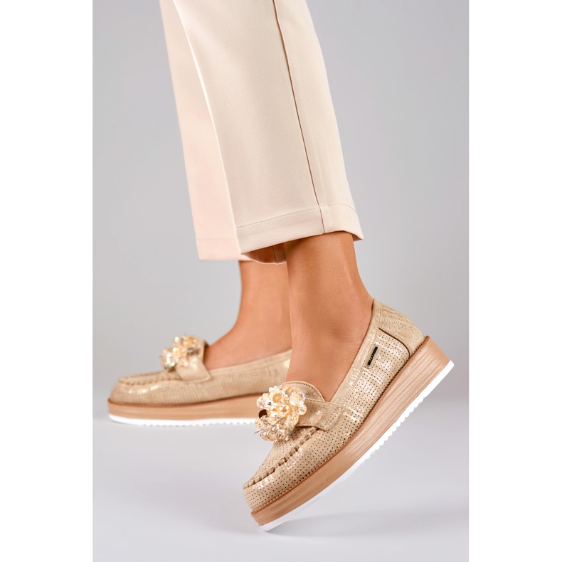 Zapatos calados en la plataforma con decoración. beige 2