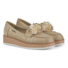 Zapatos calados en la plataforma con decoración. beige 5