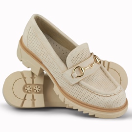 Zapatos beige calados con una delicada decoración. 1