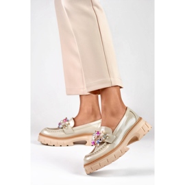 Mocasín lacado beige con abalorios decorativos 3