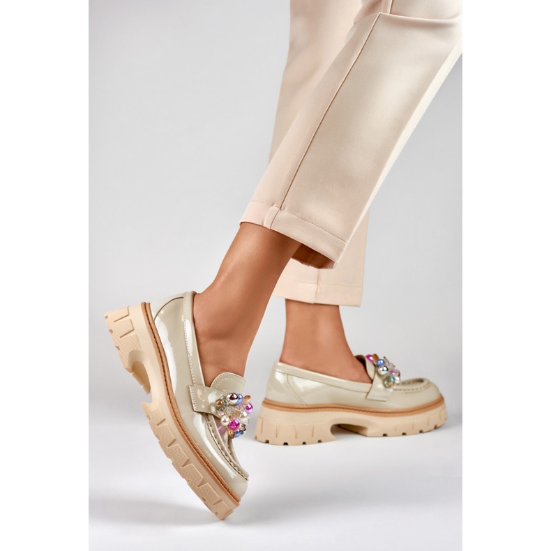 Mocasín lacado beige con abalorios decorativos 2