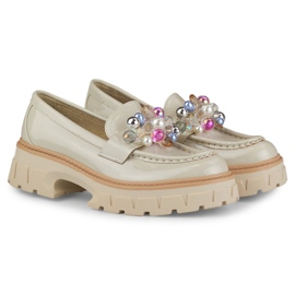 Mocasín lacado beige con abalorios decorativos 5