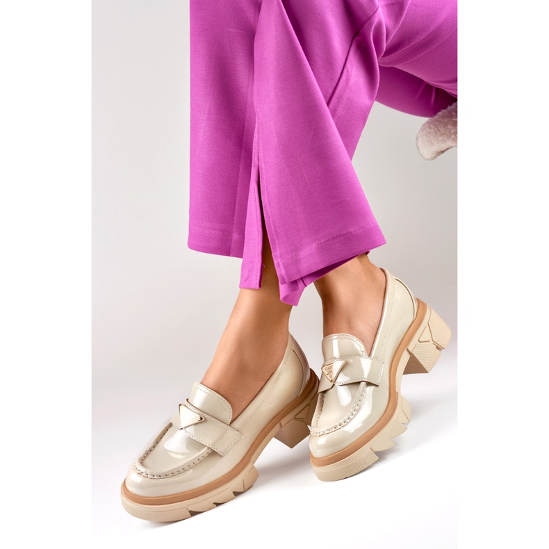 Mocasines moda mujer beige lacados 1