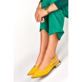 Zapatos de salón de mujer con tacón bajo y elegante. amarillo 4