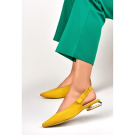 Zapatos de salón de mujer con tacón bajo y elegante. amarillo 3