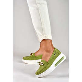 Mocasines de mujer verde claro en la plataforma. 2