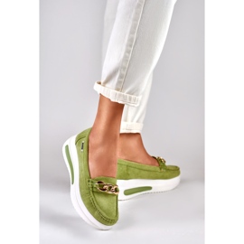 Mocasines de mujer verde claro en la plataforma. 1
