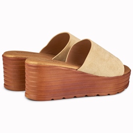 Sandalias beige con cuña de Versis 2