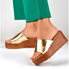 Chanclas Versis con cuña dorada dorado 6