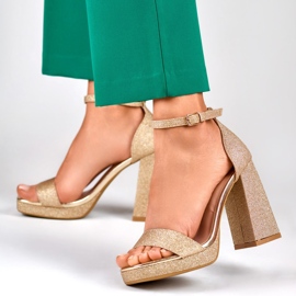 Sandalias doradas brillantes en un tacón alto ancho dorado 5