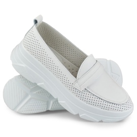 Cómodos zapatos blancos calados fabricados en piel natural 6