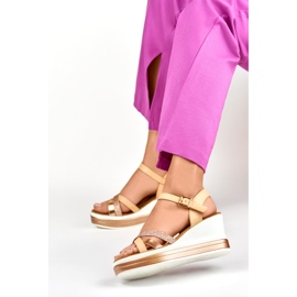 Sandalias cuña beige con tira brillante 2