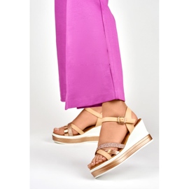 Sandalias cuña beige con tira brillante 4