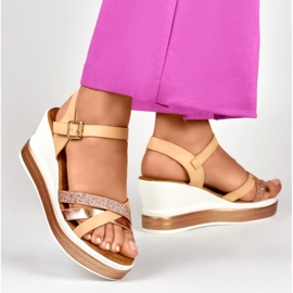 Sandalias cuña beige con tira brillante 6