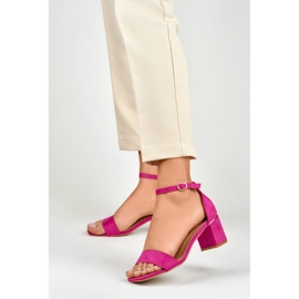 Sandalias rosas de tacón bajo con detalle dorado rosado 2