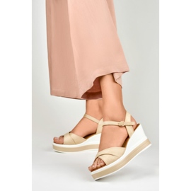 Cómodas sandalias cuña beige 4
