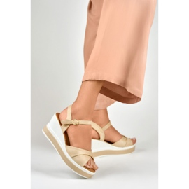 Cómodas sandalias cuña beige 5