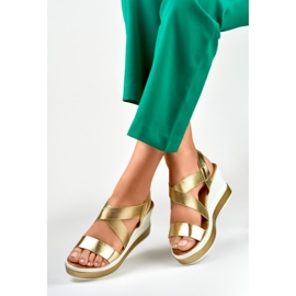Cómodas sandalias cuña con rayas doradas dorado 1