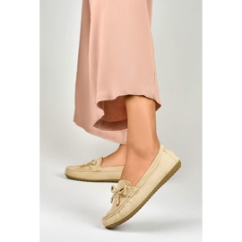 Cómodos mocasines beige con lazo 3
