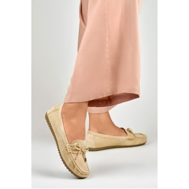 Cómodos mocasines beige con lazo 4