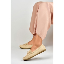 Cómodos mocasines beige con lazo 5