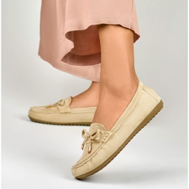 Cómodos mocasines beige con lazo 6