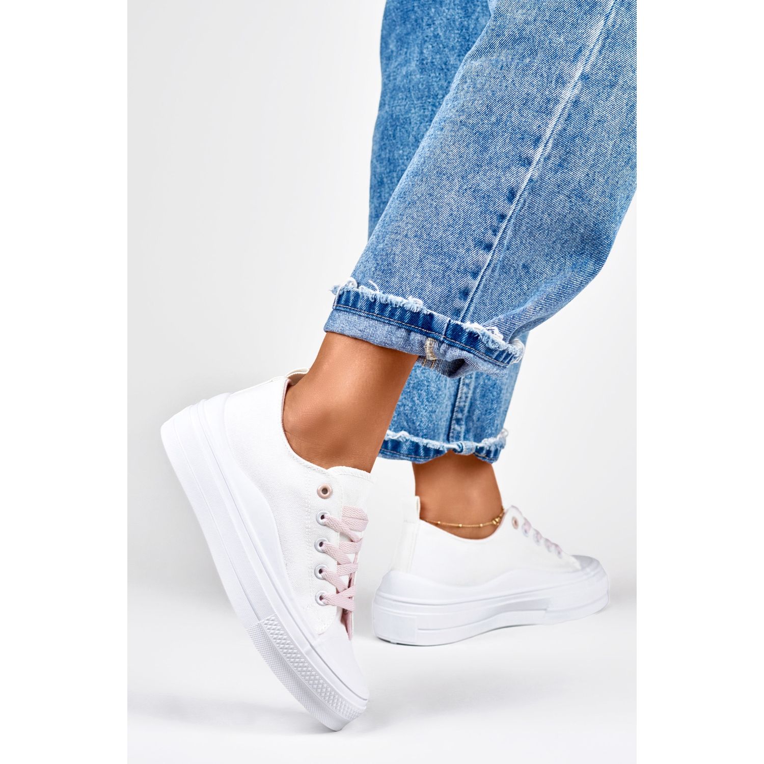 Zapatillas blancas de mujer en la plataforma. KeeShoes