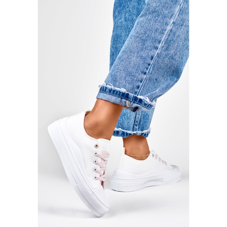 Zapatillas blancas de mujer en la plataforma. blanco 1