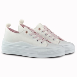 Zapatillas blancas de mujer en la plataforma. blanco 2