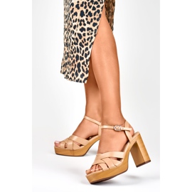 Sandalias beige de mujer en el poste 1