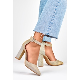 Salón brocado dorado abrochado al tobillo 1