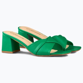 Zapatillas verdes de mujer con tacón bajo. 2