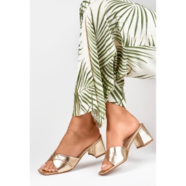 Zapatillas doradas de mujer con tacón bajo. dorado 1 Zapatillas doradas de mujer con tacón bajo. dorado 1