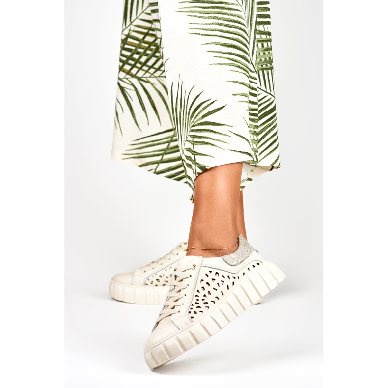 Deportivas beige para mujer fabricadas en piel natural 1