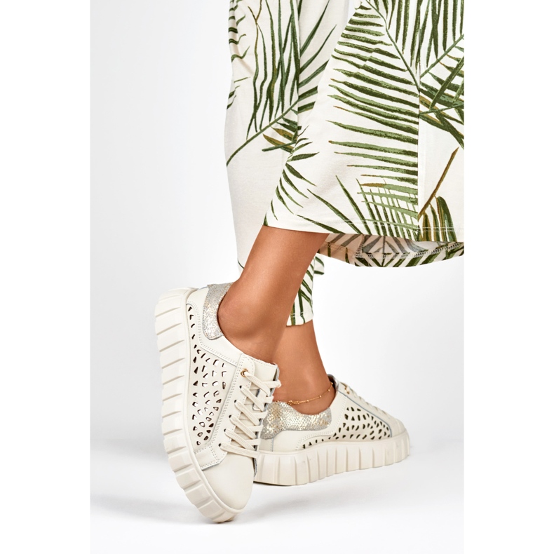 Deportivas beige para mujer fabricadas en piel natural 2