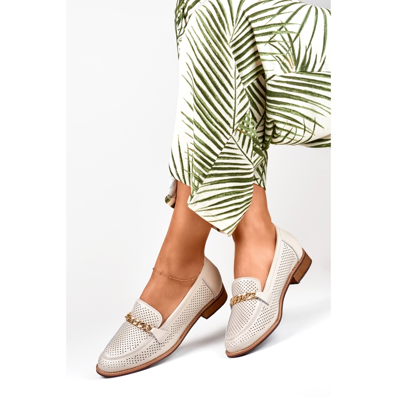 Zapatos calados de mujer fabricados en piel natural beige 1